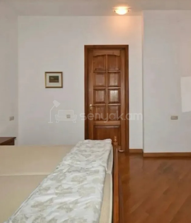 5 Սենյականոց Բնակարան Քարե Շենքում, 241քմ, 4/4 հարկ, Կապիտալ Վերանորոգված