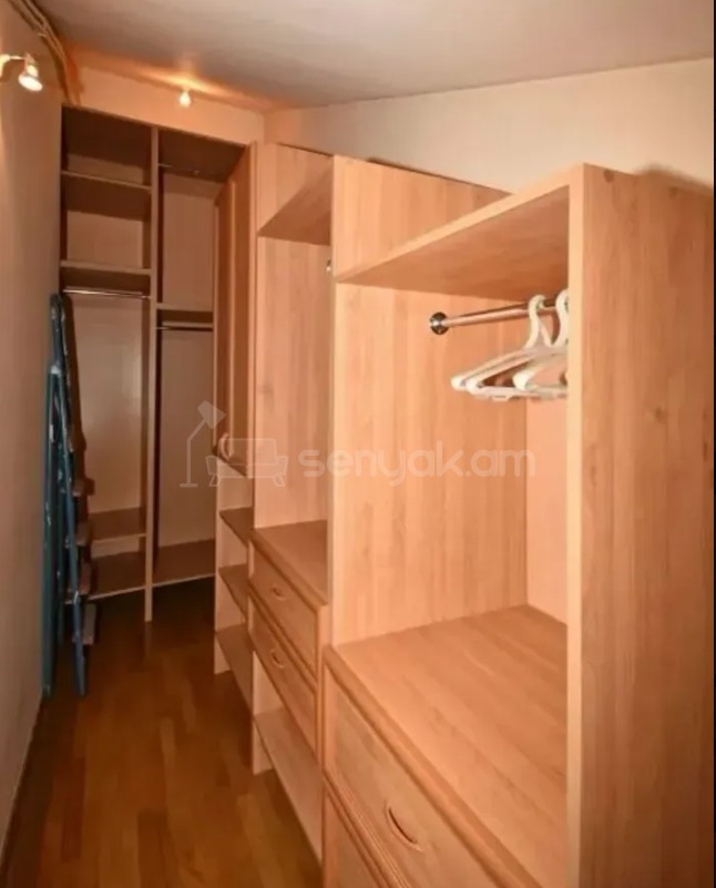 5 Սենյականոց Բնակարան Քարե Շենքում, 241քմ, 4/4 հարկ, Կապիտալ Վերանորոգված
