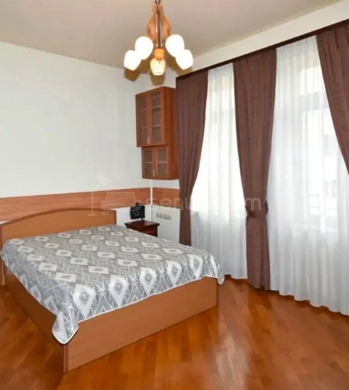 5 Սենյականոց Բնակարան Քարե Շենքում, 241քմ, 4/4 հարկ, Կապիտալ Վերանորոգված