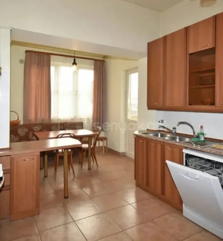 5 Սենյականոց Բնակարան Քարե Շենքում, 241քմ, 4/4 հարկ, Կապիտալ Վերանորոգված