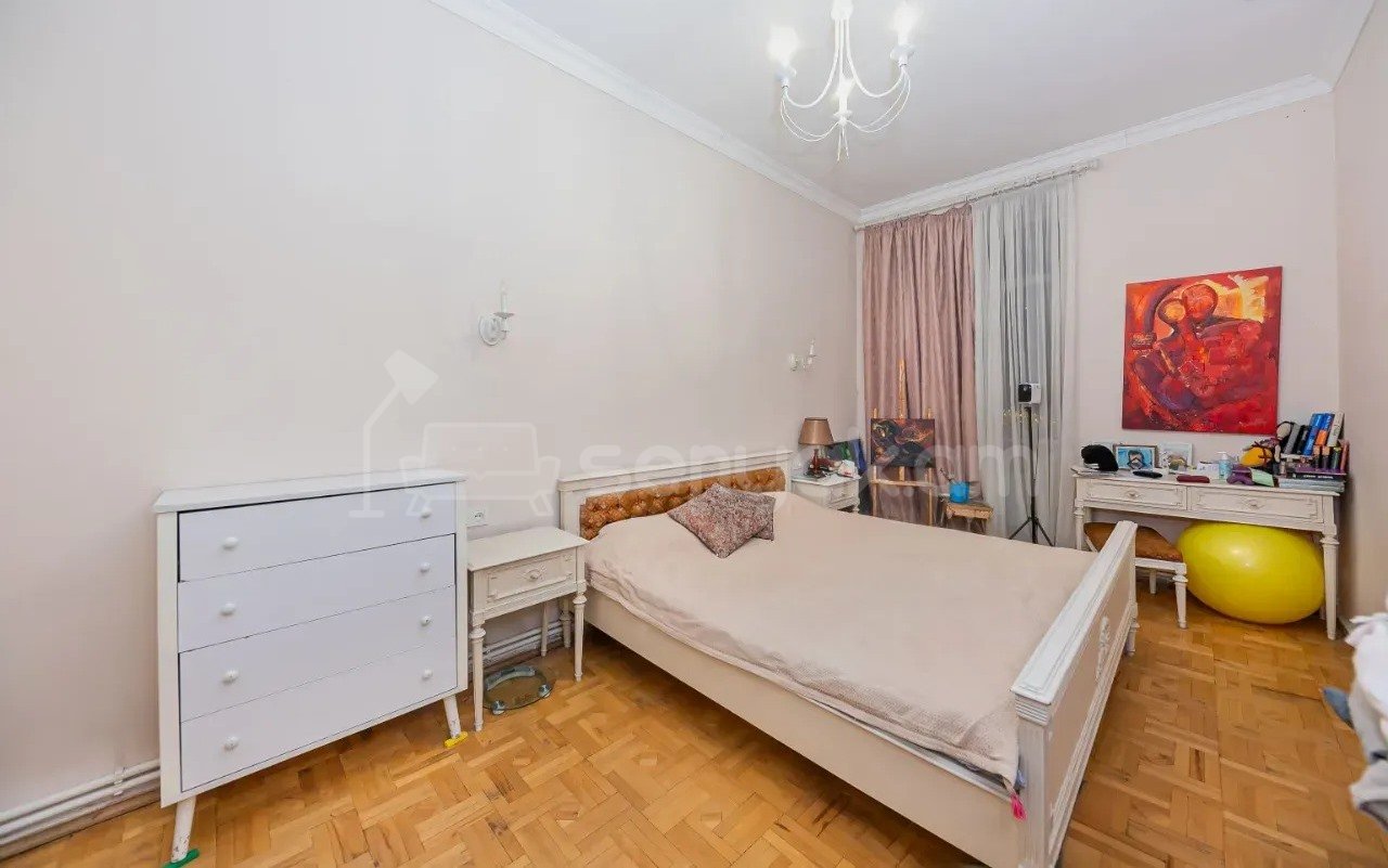 3 Սենյականոց Բնակարան Քարե Շենքում, 63քմ, 4/5 հարկ, Նորմալ Վիճակում