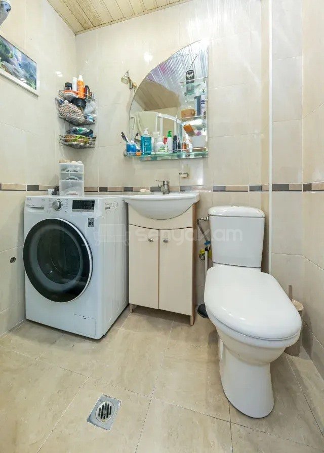 3 Սենյականոց Բնակարան Քարե Շենքում, 63քմ, 4/5 հարկ, Նորմալ Վիճակում