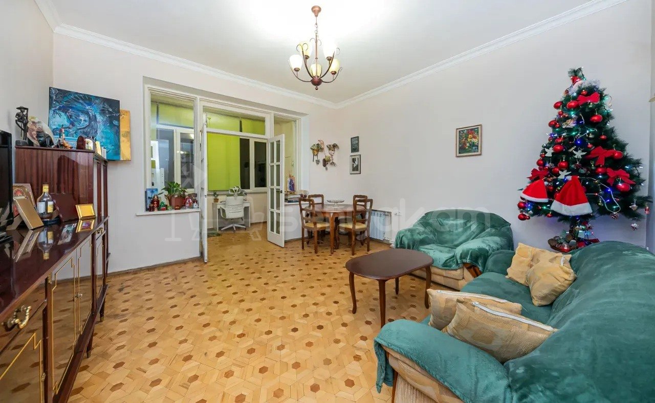 3 Սենյականոց Բնակարան Քարե Շենքում, 63քմ, 4/5 հարկ, Նորմալ Վիճակում