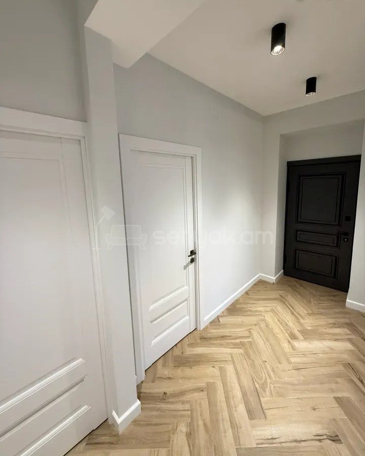 3 Սենյականոց Բնակարան Քարե Շենքում, 80քմ, 3/5 հարկ, Կապիտալ Վերանորոգված
