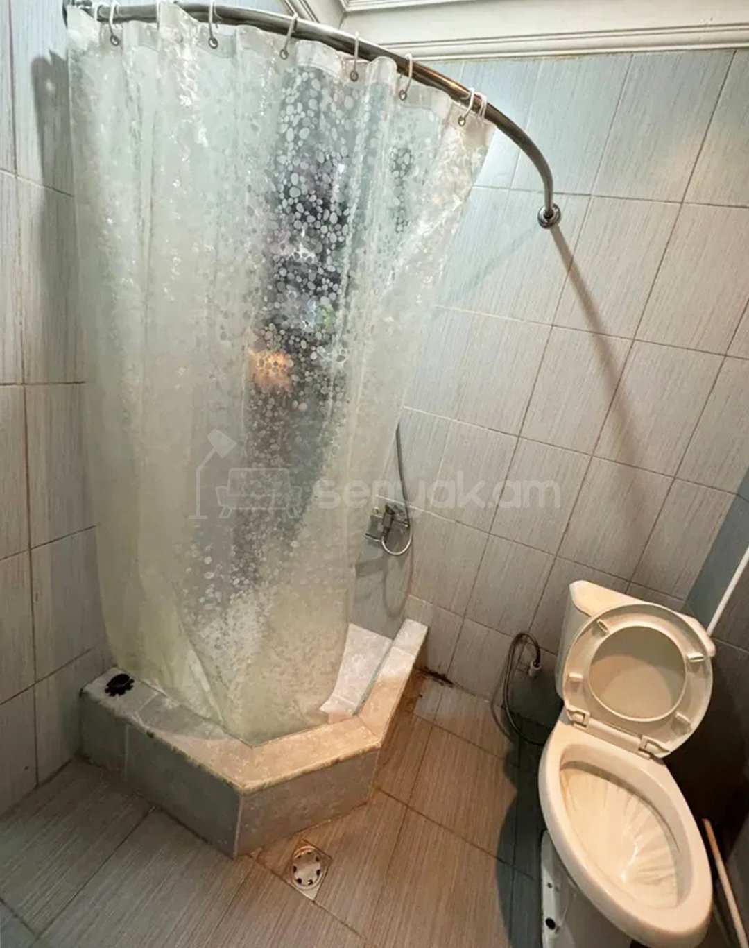 1 Սենյականոց Բնակարան Քարե Շենքում, 43քմ, 5/5 հարկ, Դիզայներական Վերանորոգված