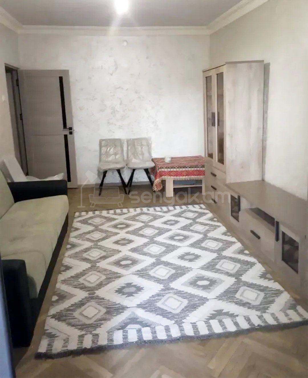 1 Սենյականոց Բնակարան Քարե Շենքում, 43քմ, 5/5 հարկ, Դիզայներական Վերանորոգված