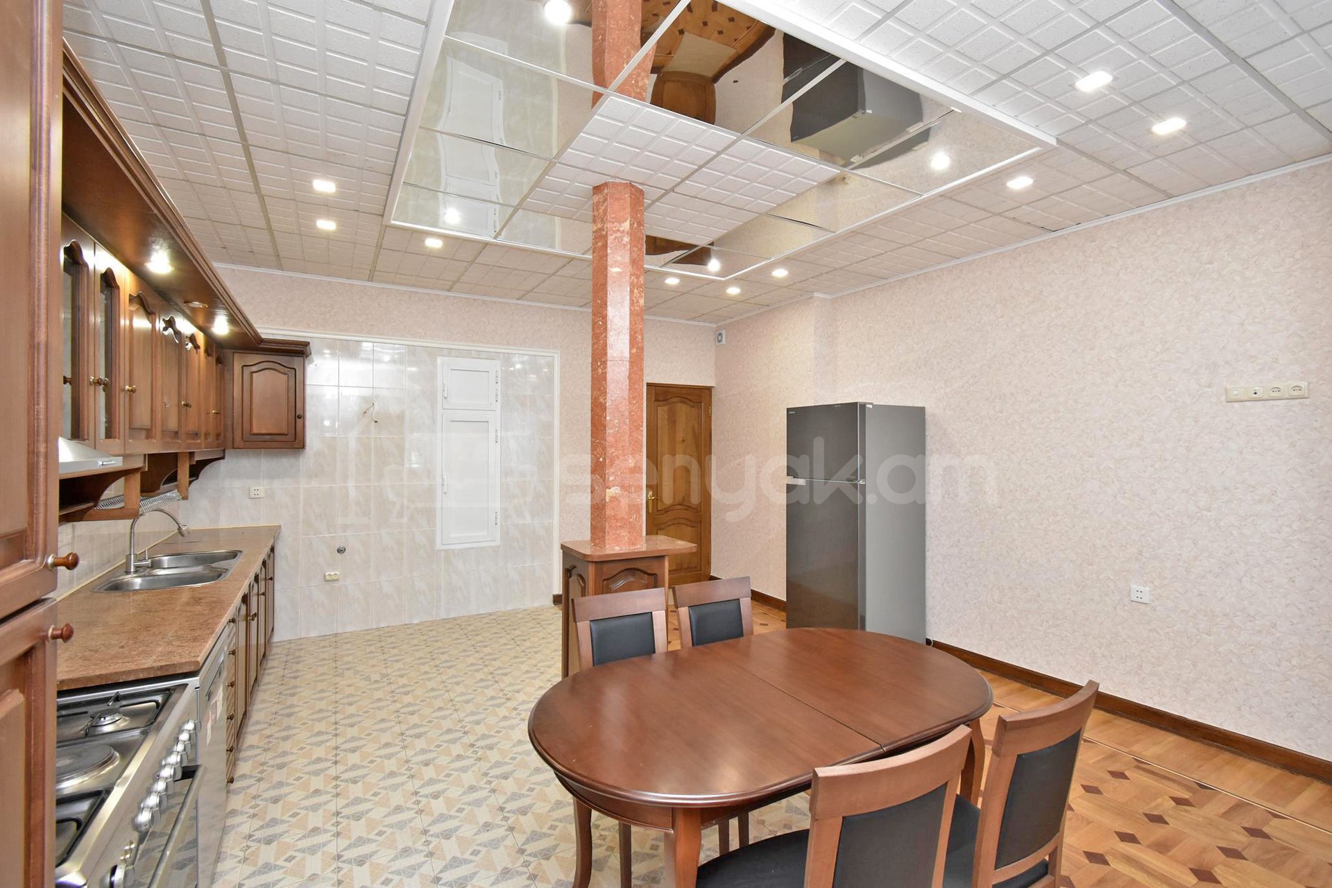 3 Սենյականոց Բնակարան Քարե Շենքում, 138քմ, 1/3 հարկ, Կապիտալ Վերանորոգված, Կահավորված, Արևկող