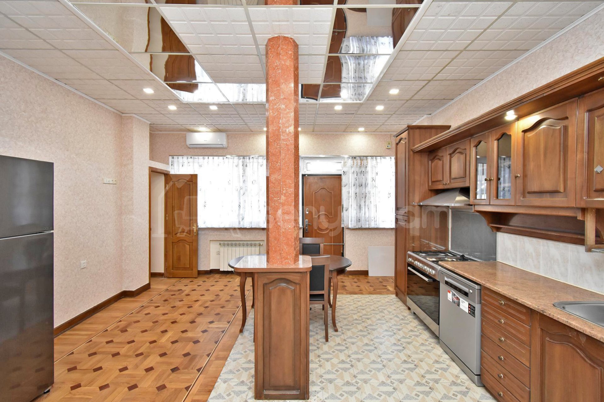 3 Սենյականոց Բնակարան Քարե Շենքում, 138քմ, 1/3 հարկ, Կապիտալ Վերանորոգված, Կահավորված, Արևկող