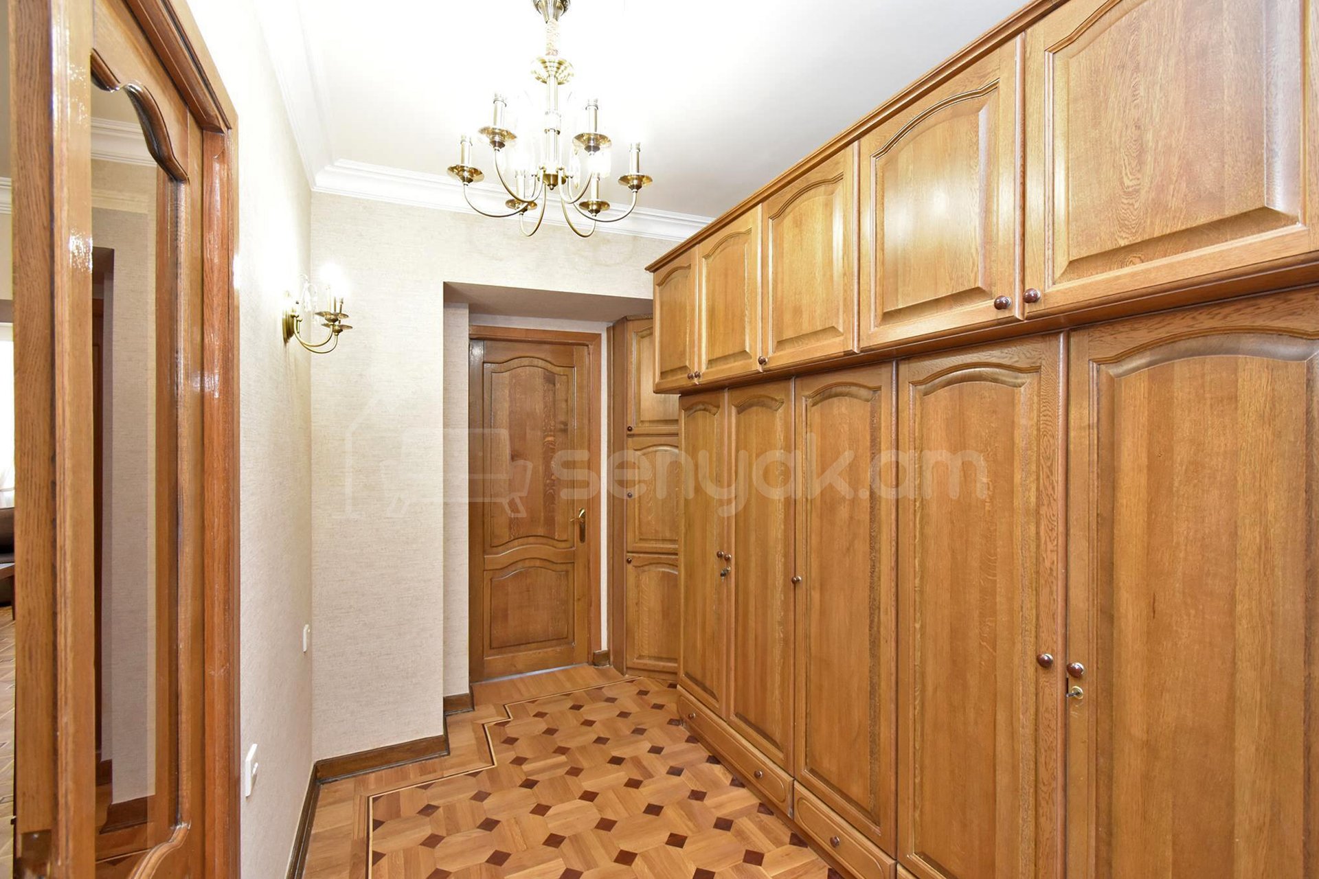 3 Սենյականոց Բնակարան Քարե Շենքում, 138քմ, 1/3 հարկ, Կապիտալ Վերանորոգված, Կահավորված, Արևկող