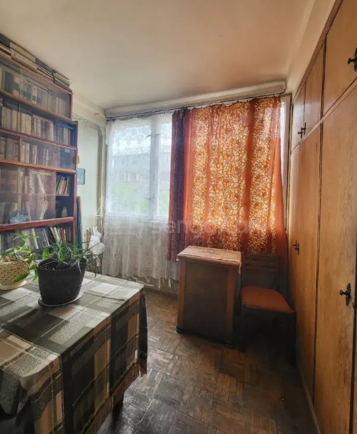 3 Սենյականոց Բնակարան Քարե Շենքում, 76քմ, 4/5 հարկ, Պետական Վիճակում