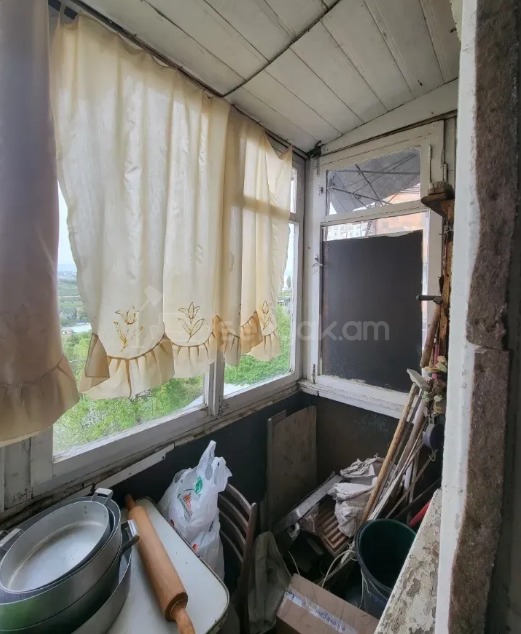 3 Սենյականոց Բնակարան Քարե Շենքում, 76քմ, 4/5 հարկ, Պետական Վիճակում