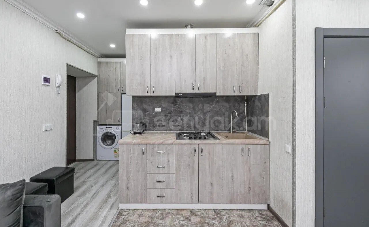 1 Սենյականոց Բնակարան Քարե Շենքում, 30քմ, 5/5 հարկ, Կապիտալ Վերանորոգված