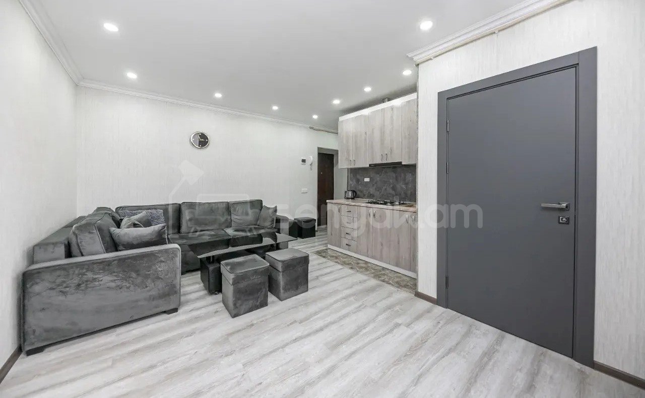 1 Սենյականոց Բնակարան Քարե Շենքում, 30քմ, 5/5 հարկ, Կապիտալ Վերանորոգված