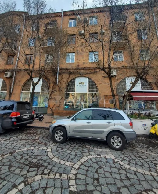2 Սենյականոց Բնակարան Քարե Շենքում, 70քմ, 2/5 հարկ, Նորմալ Վիճակում