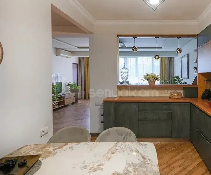 4 Սենյականոց Բնակարան Քարե Շենքում, 140քմ, 4/5 հարկ, Դիզայներական Վերանորոգված