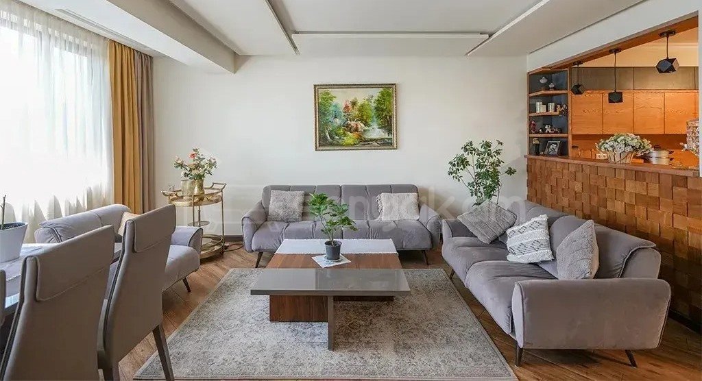 4 Սենյականոց Բնակարան Քարե Շենքում, 140քմ, 4/5 հարկ, Դիզայներական Վերանորոգված