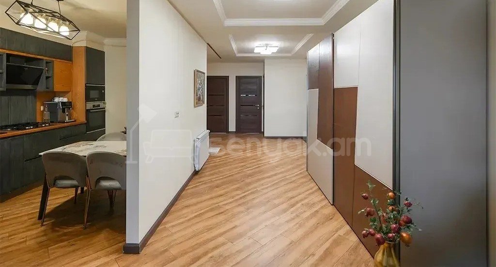 4 Սենյականոց Բնակարան Քարե Շենքում, 140քմ, 4/5 հարկ, Դիզայներական Վերանորոգված
