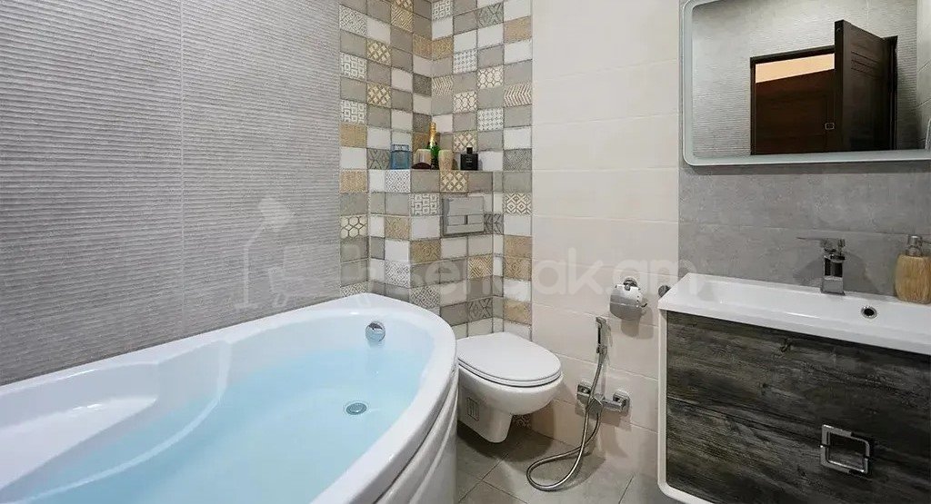 4 Սենյականոց Բնակարան Քարե Շենքում, 140քմ, 4/5 հարկ, Դիզայներական Վերանորոգված