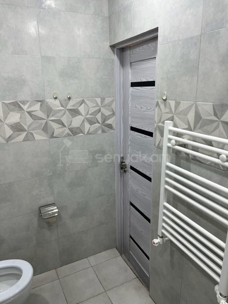 3 Սենյականոց Բնակարան Քարե Շենքում, 72քմ, 3/5 հարկ, Կապիտալ Վերանորոգված