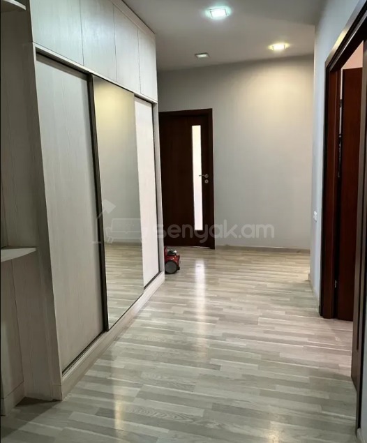 4 Սենյականոց Բնակարան Քարե Շենքում, 93քմ, 2/5 հարկ, Կապիտալ Վերանորոգված