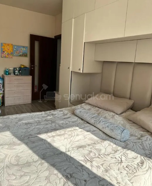 4 Սենյականոց Բնակարան Քարե Շենքում, 93քմ, 2/5 հարկ, Կապիտալ Վերանորոգված
