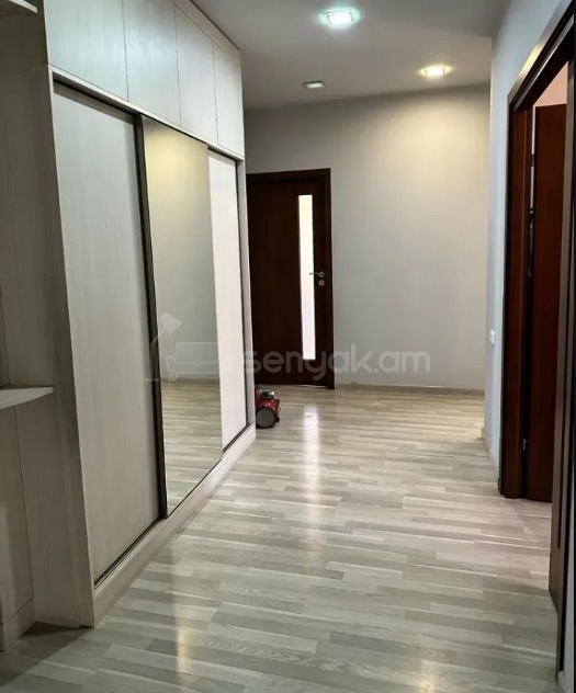 4 Սենյականոց Բնակարան Քարե Շենքում, 93քմ, 2/5 հարկ, Կապիտալ Վերանորոգված