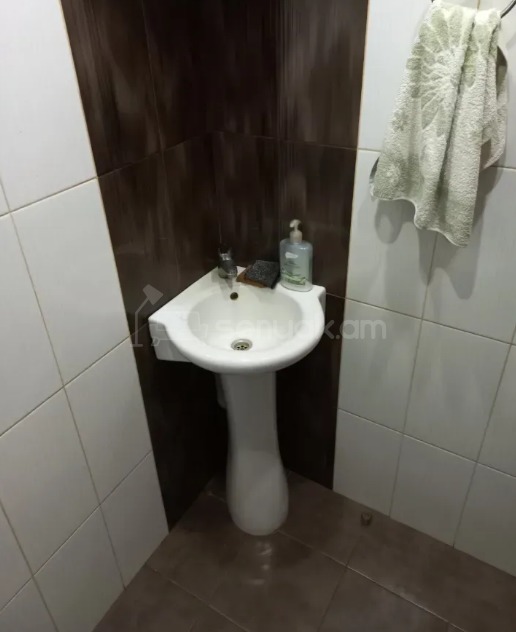 4 Սենյականոց Բնակարան Քարե Շենքում, 93քմ, 2/5 հարկ, Կապիտալ Վերանորոգված