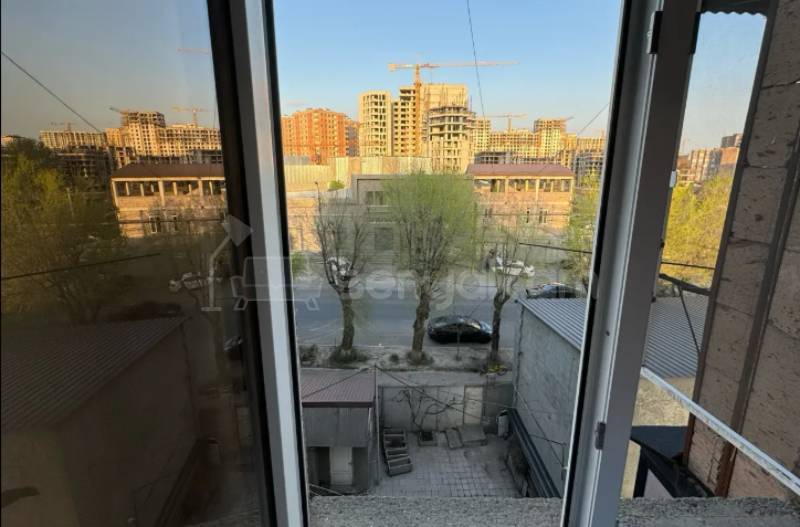 3 Սենյականոց Բնակարան Քարե Շենքում, 82քմ, 4/5 հարկ, Կապիտալ Վերանորոգված