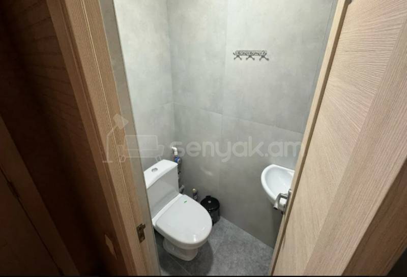 3 Սենյականոց Բնակարան Քարե Շենքում, 82քմ, 4/5 հարկ, Կապիտալ Վերանորոգված