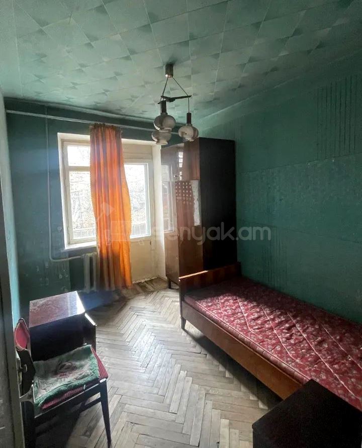 3 Սենյականոց Բնակարան Քարե Շենքում, 85քմ, 3/5 հարկ, Պետական Վիճակում