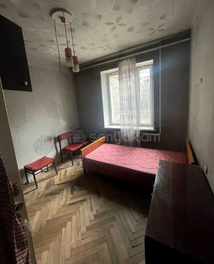 3 Սենյականոց Բնակարան Քարե Շենքում, 85քմ, 3/5 հարկ, Պետական Վիճակում