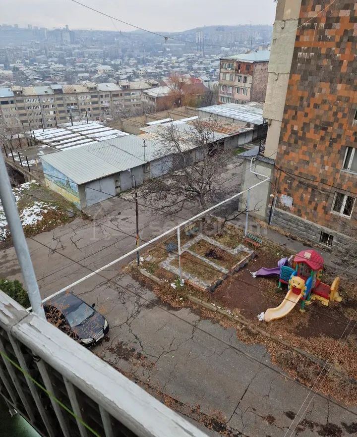 3 Սենյականոց Բնակարան Քարե Շենքում, 77քմ, 5/5 հարկ, Նորմալ Վիճակում