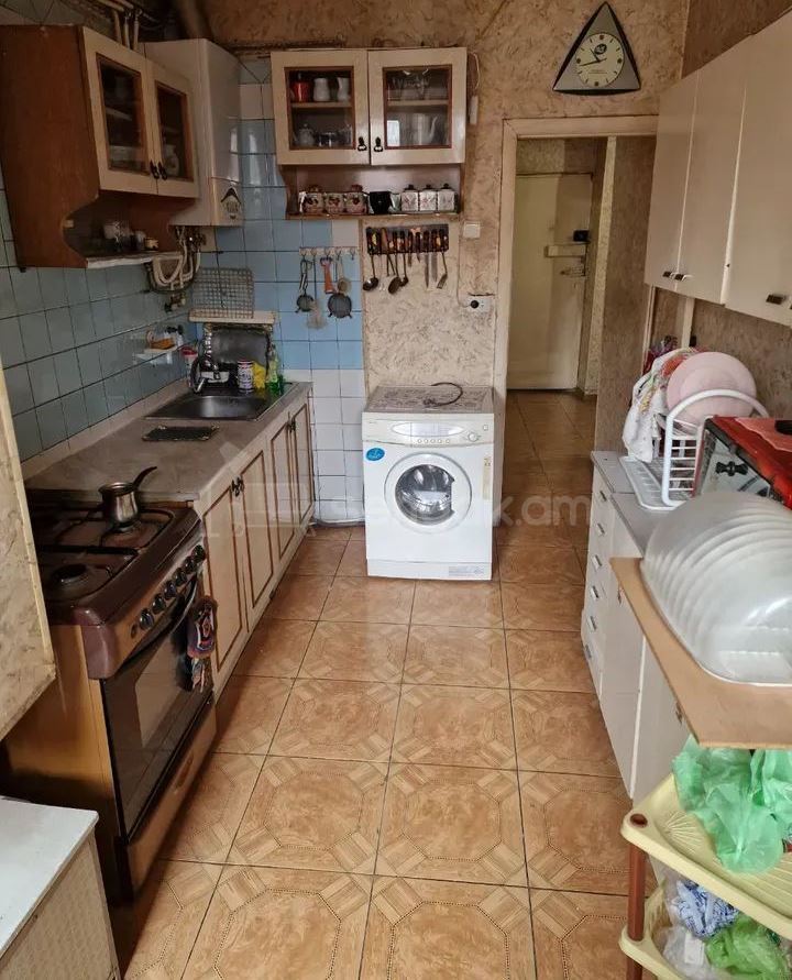 3 Սենյականոց Բնակարան Քարե Շենքում, 77քմ, 5/5 հարկ, Նորմալ Վիճակում