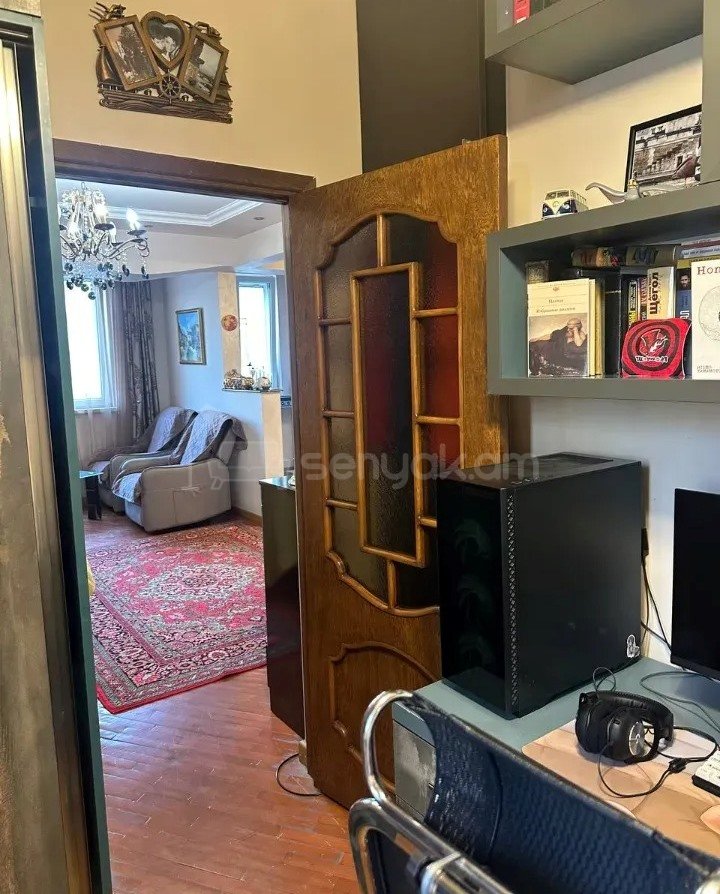 3 Սենյականոց Բնակարան Քարե Շենքում, 66քմ, 3/5 հարկ, Նորմալ Վիճակում