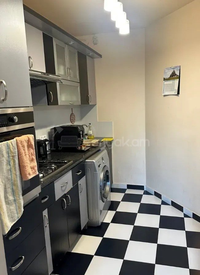 3 Սենյականոց Բնակարան Քարե Շենքում, 66քմ, 3/5 հարկ, Նորմալ Վիճակում