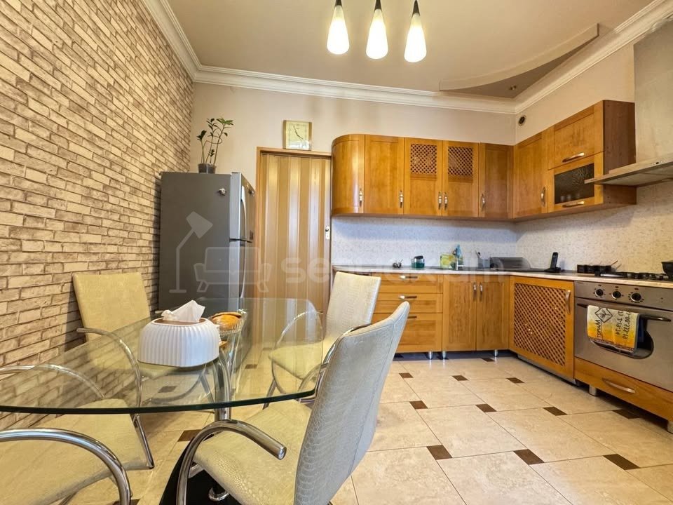 3 Սենյականոց Բնակարան Քարե Շենքում, 105քմ, 2/5 հարկ, Դիզայներական Վերանորոգված