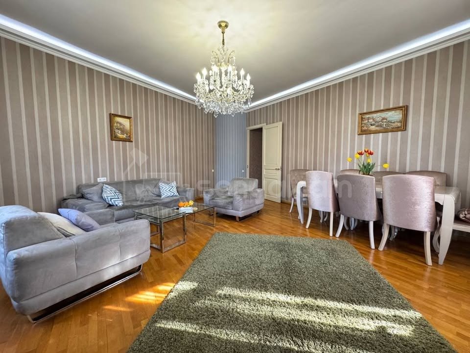 3 Սենյականոց Բնակարան Քարե Շենքում, 105քմ, 2/5 հարկ, Դիզայներական Վերանորոգված