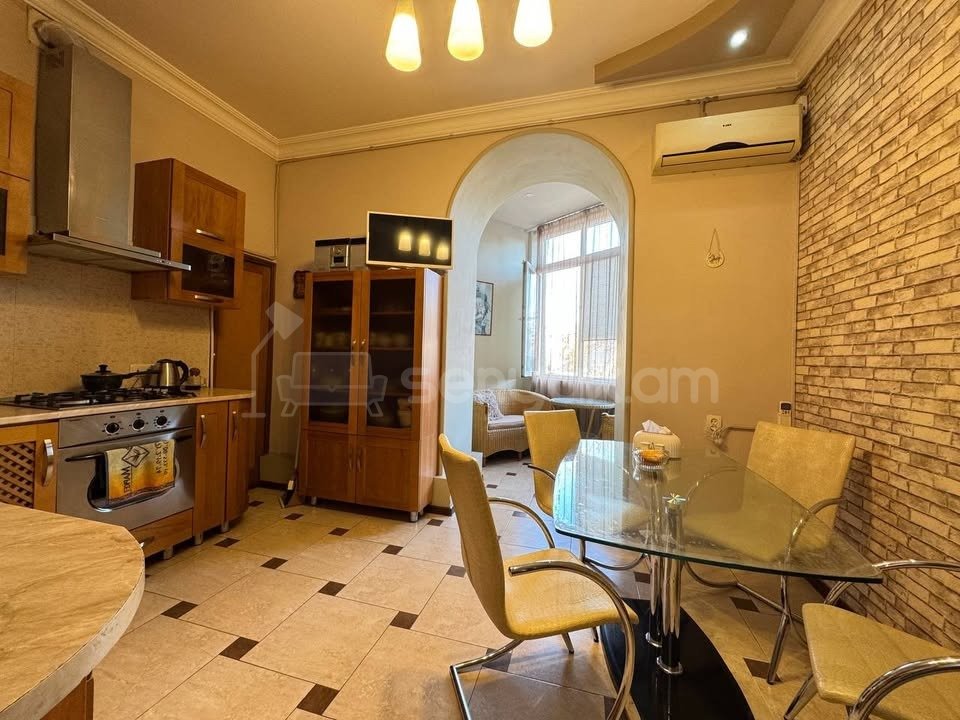 3 Սենյականոց Բնակարան Քարե Շենքում, 105քմ, 2/5 հարկ, Դիզայներական Վերանորոգված