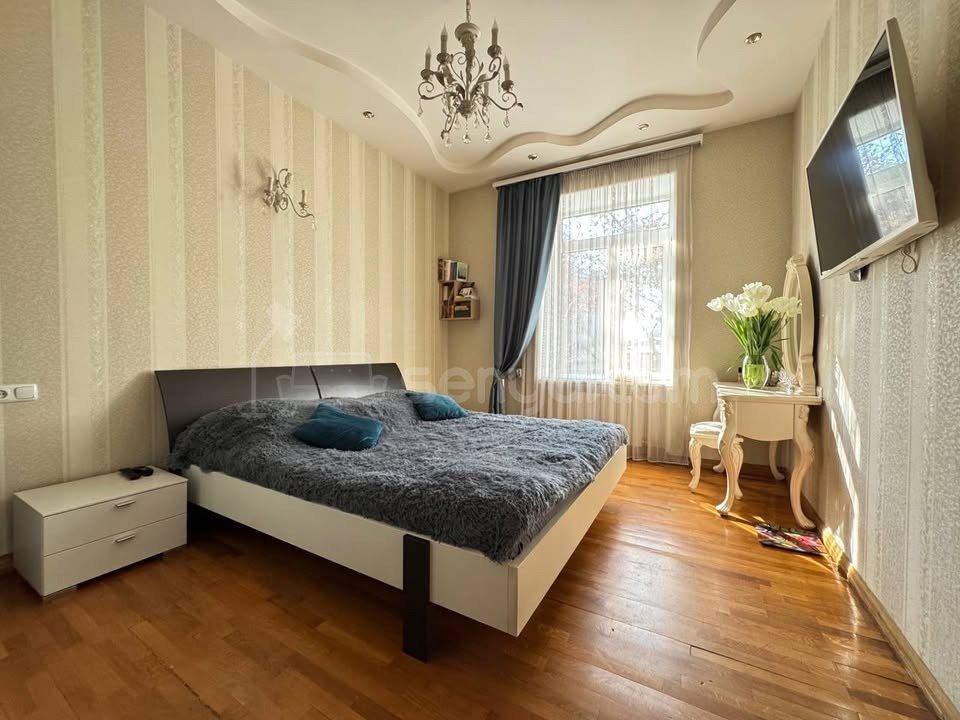 3 Սենյականոց Բնակարան Քարե Շենքում, 105քմ, 2/5 հարկ, Դիզայներական Վերանորոգված
