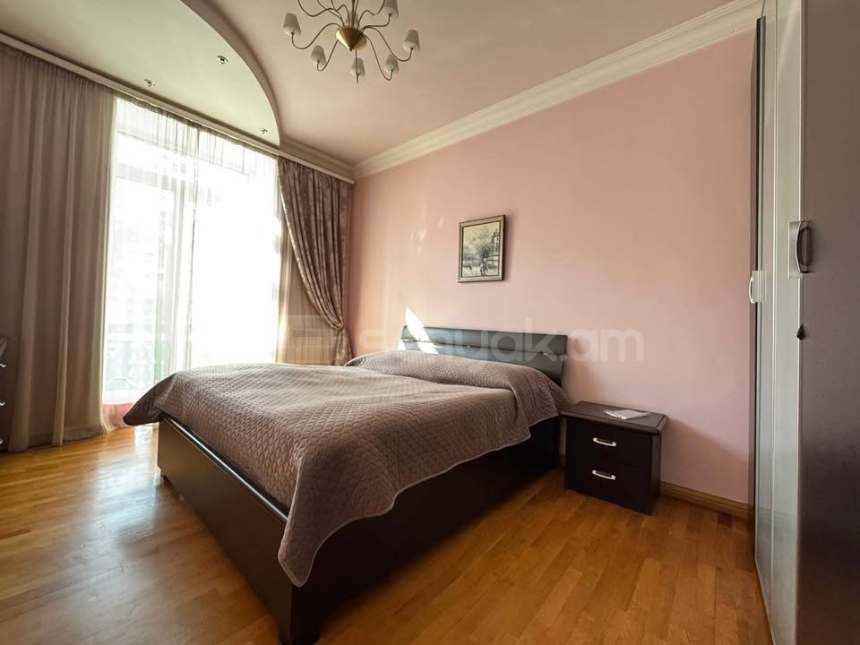 3 Սենյականոց Բնակարան Քարե Շենքում, 105քմ, 2/5 հարկ, Դիզայներական Վերանորոգված