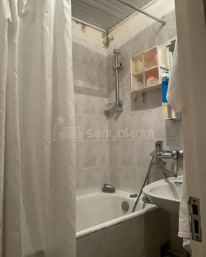 3 Սենյականոց Բնակարան Քարե Շենքում, 54քմ, 4/5 հարկ, Կապիտալ Վերանորոգված