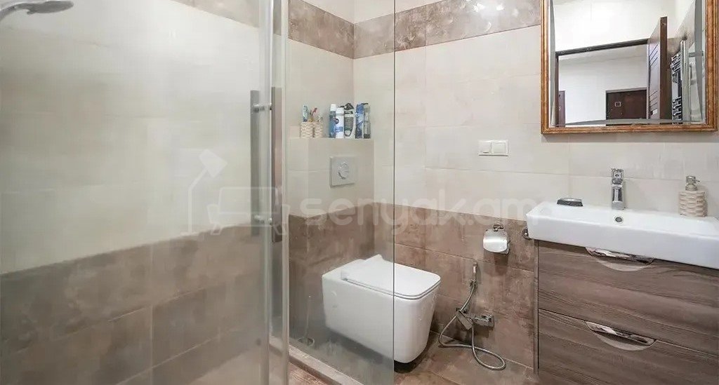 4 Սենյականոց Բնակարան Քարե Շենքում, 140քմ, 4/5 հարկ, Կապիտալ Վերանորոգված