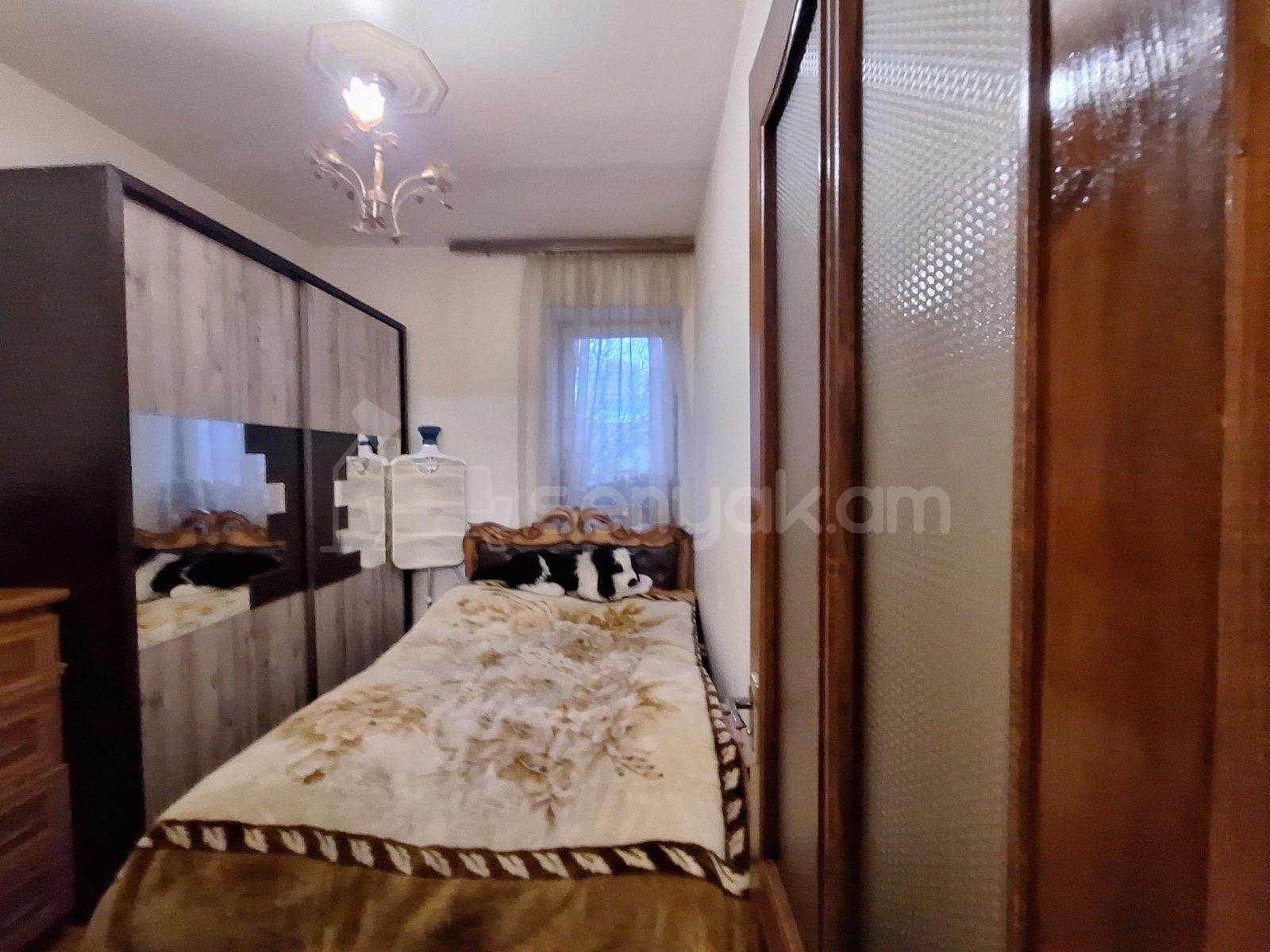 3 Սենյականոց Բնակարան Քարե Շենքում, 80քմ, 1/2 հարկ, Կոսմետիկ Վերանորոգված