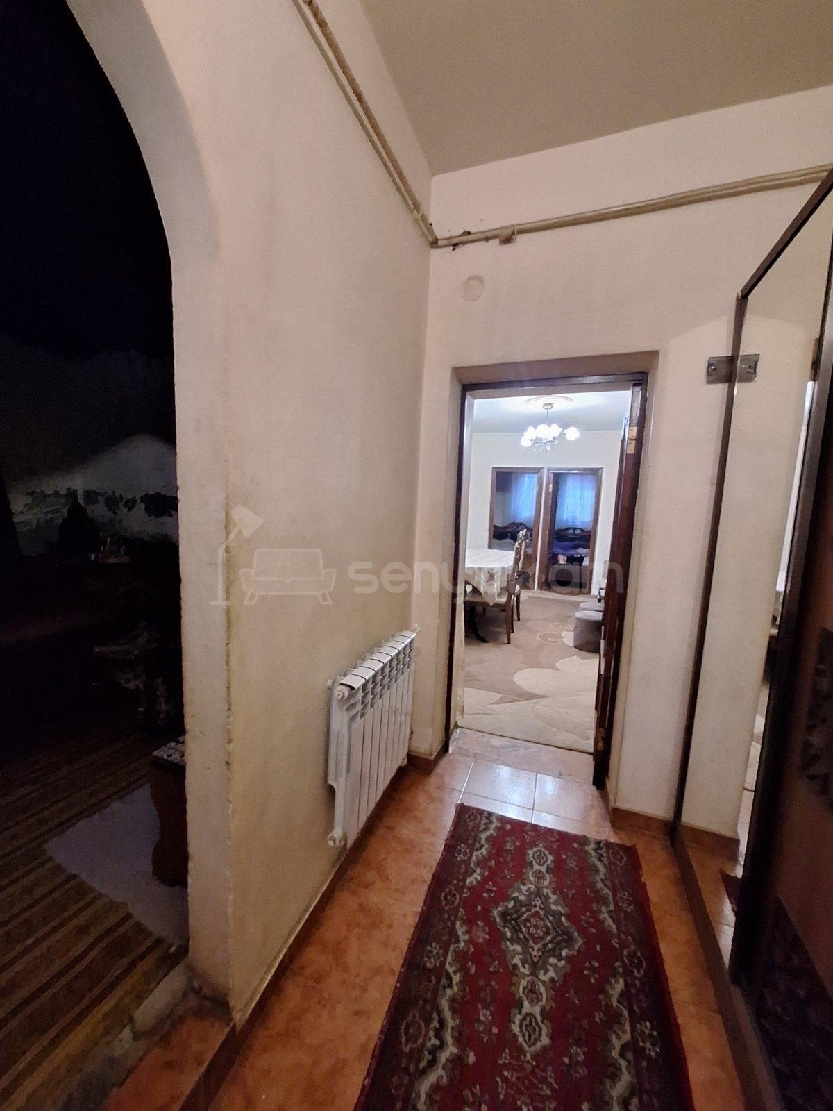 3 Սենյականոց Բնակարան Քարե Շենքում, 80քմ, 1/2 հարկ, Կոսմետիկ Վերանորոգված