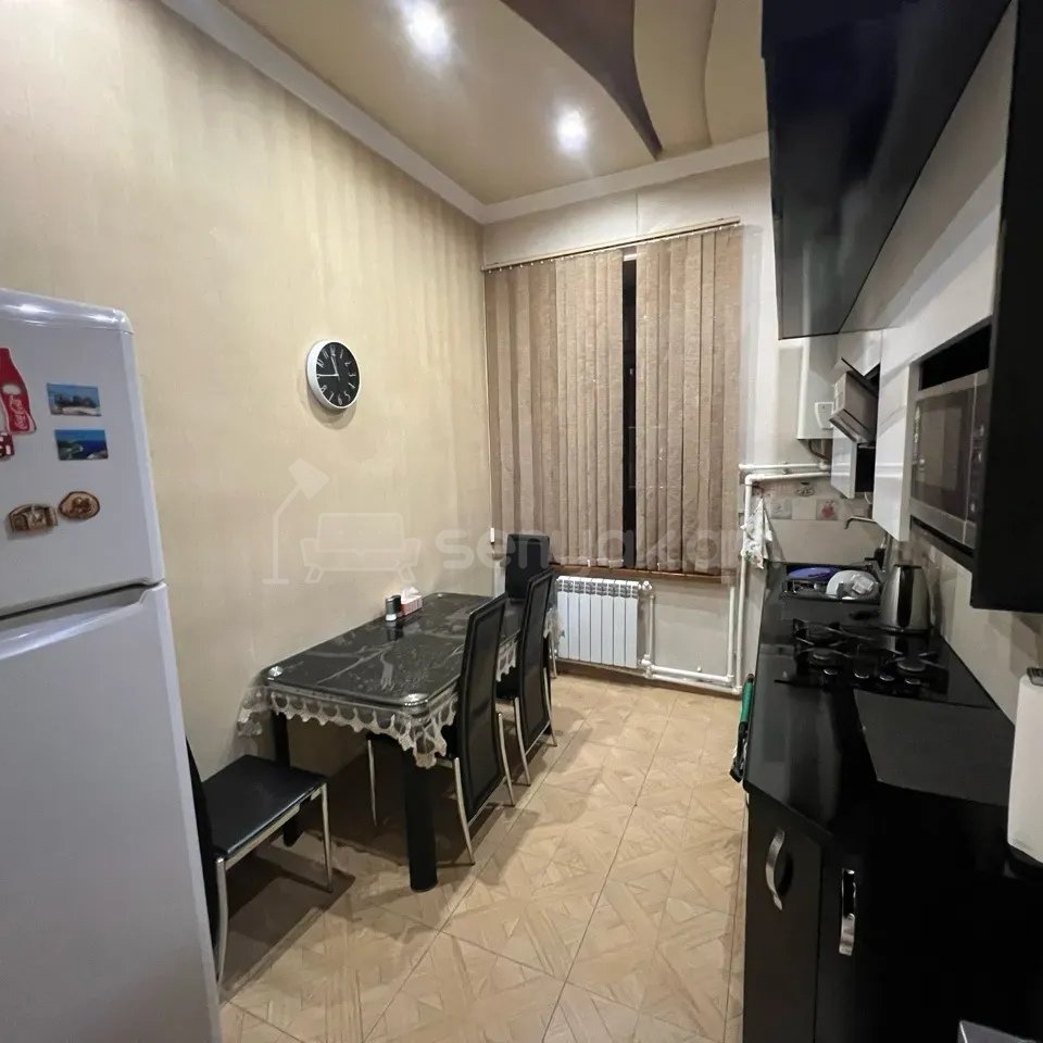 3 Սենյականոց Բնակարան Քարե Շենքում, 92քմ, 3/3 հարկ, Կապիտալ Վերանորոգված