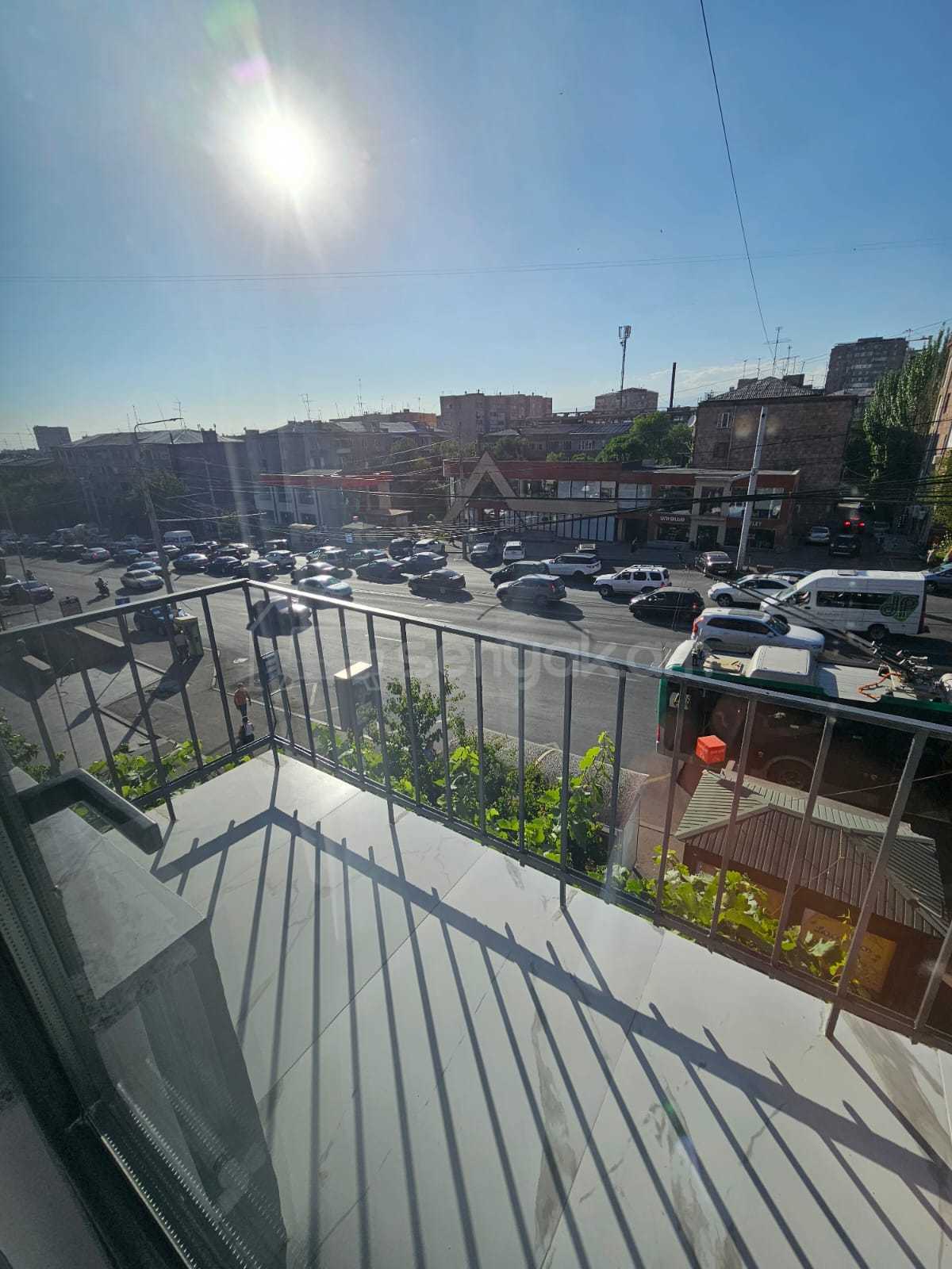 3 Սենյականոց Բնակարան Քարե Շենքում, 78քմ, 3/4 հարկ, Նորմալ Վիճակում