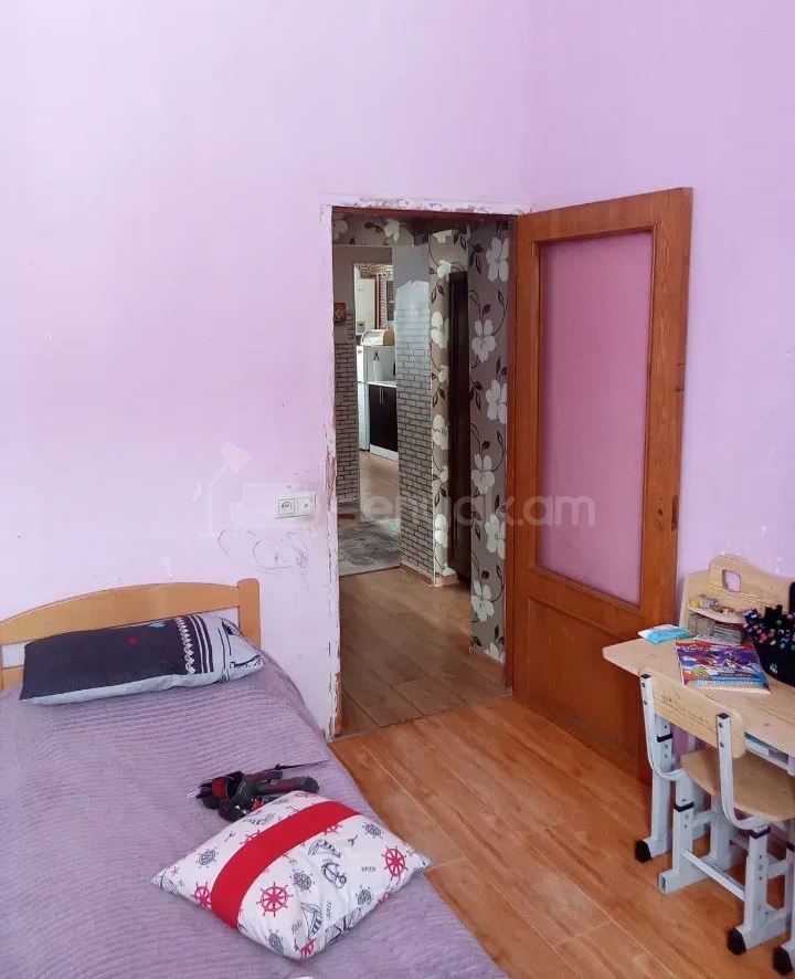 3 Սենյականոց Բնակարան Քարե Շենքում, 65քմ, 1/3 հարկ, Կապիտալ Վերանորոգված