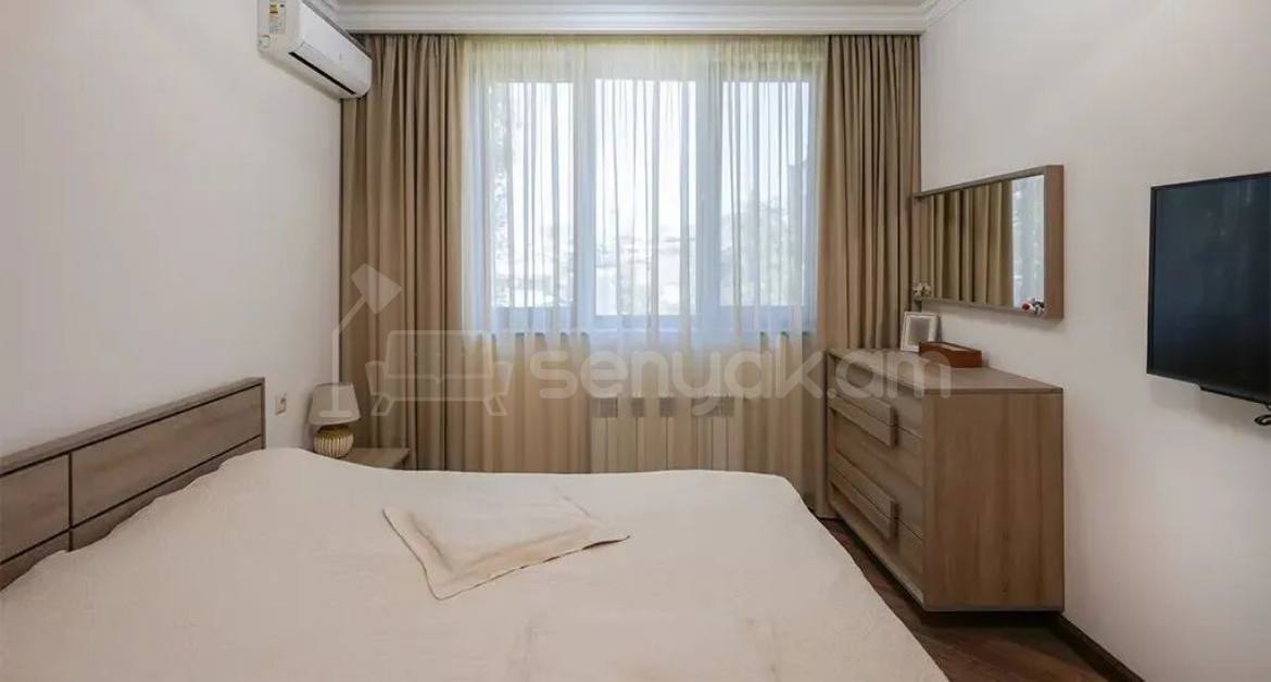 4 Սենյականոց Բնակարան Քարե Շենքում, 138քմ, 4/5 հարկ, Դիզայներական Վերանորոգված
