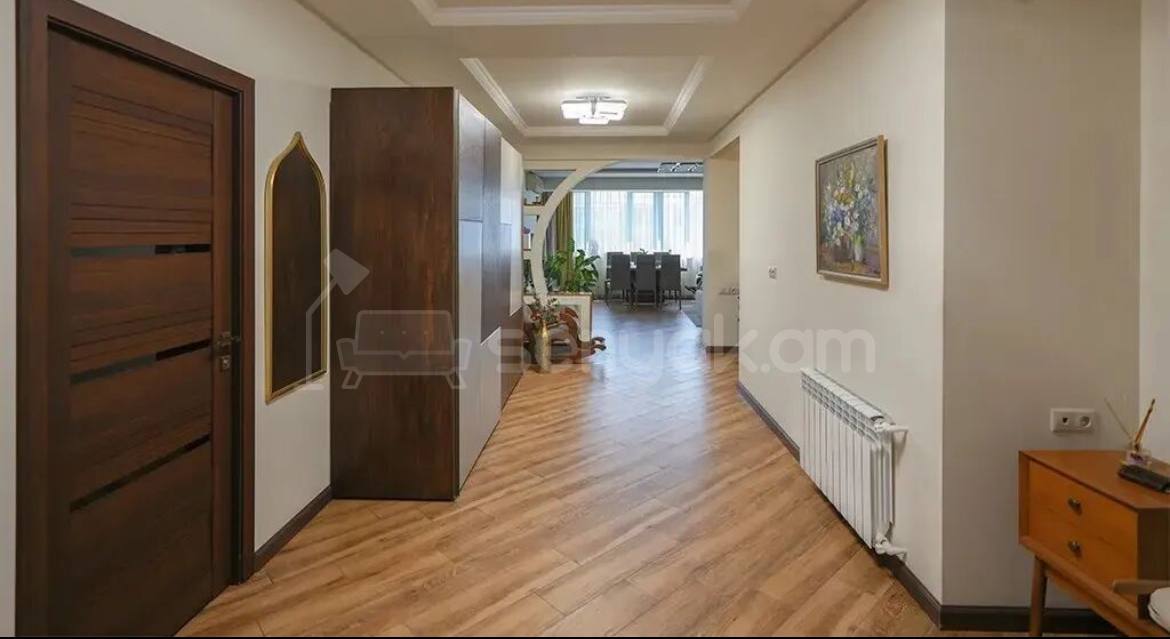 4 Սենյականոց Բնակարան Քարե Շենքում, 138քմ, 4/5 հարկ, Դիզայներական Վերանորոգված