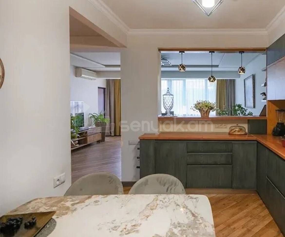 4 Սենյականոց Բնակարան Քարե Շենքում, 138քմ, 4/5 հարկ, Դիզայներական Վերանորոգված